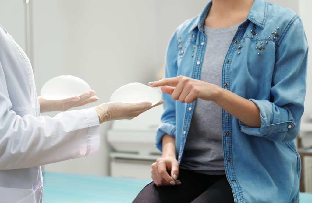 Výměna implantátů neboli reaugmentace: Jejich životnost, časté otázky a všechny důležité informace na jednom místě obrázek 45